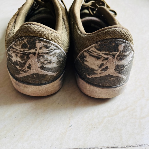 Original Jordan 8.   Size UK 9 - Picture 11 of 15